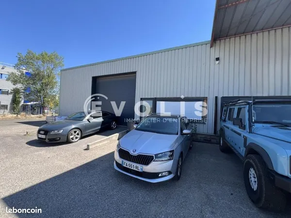 Local d'activité 930 m²