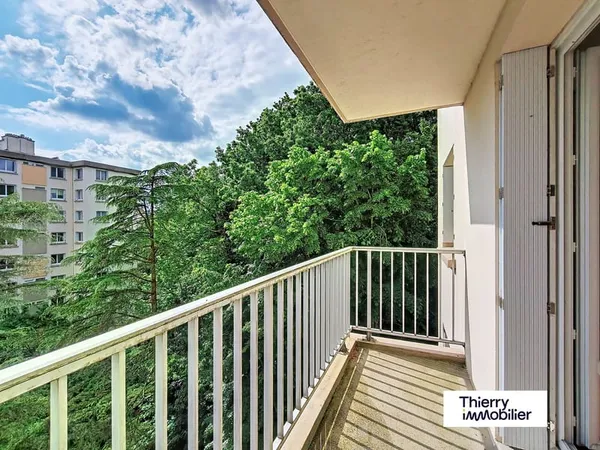 T2 Lumineux avec Balcon - Verdure à Schuman/Barberie