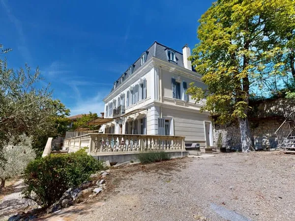 Propriété d'exception 330m2 sur 2029m2 de parcelle avec pisc