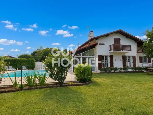 Maison avec dépendance de 48 m² et piscine