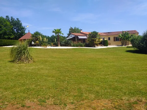 Belle maison indépendante orientée plein sud avec 4 chambres, piscine et jardins paysagers - près d'