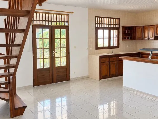 À louer - T4 lumineux avec grande mezzanine, balcon et parking sécurisé - Balata Est