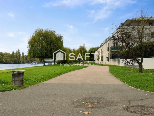 Mantes-la-Jolie bord de Seine : Appartement de 2 pièces + cuisine / balcon / ascenseur / parking en 