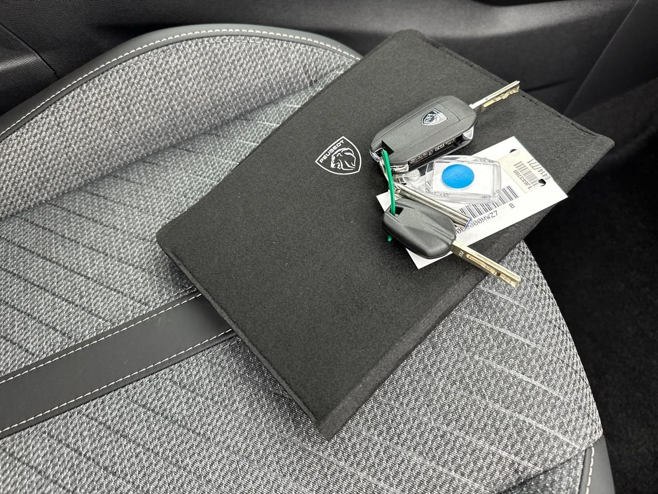 Peugeot 2008 hybrid 110 e-dcs6 allure — photo 32