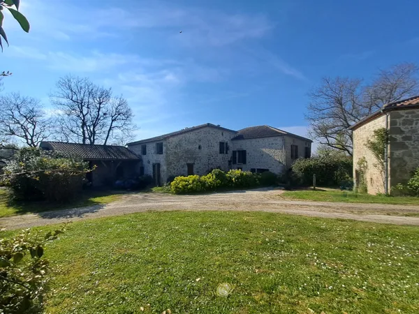 Maison de caractère avec plus de 8 hectares, écuries, piscin