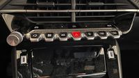 Peugeot 2008 1.2 100ch S&S Allure — photo 30