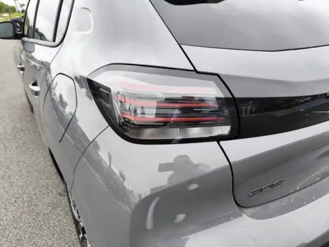 Peugeot 208 hybrid 110 ch e-dcs6 — photo 17