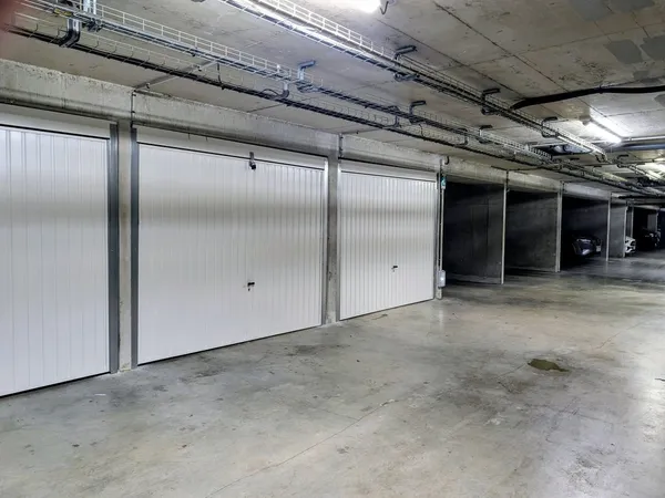 box garage fermé dans résidence sécurisée