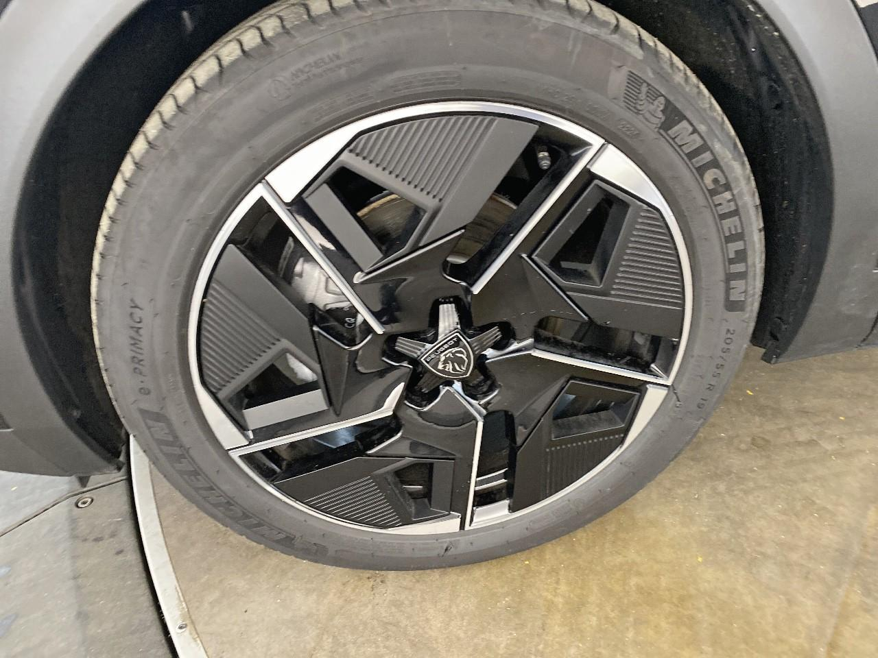 Peugeot 408 hybrid 145 e-dcs6 gt — photo 11