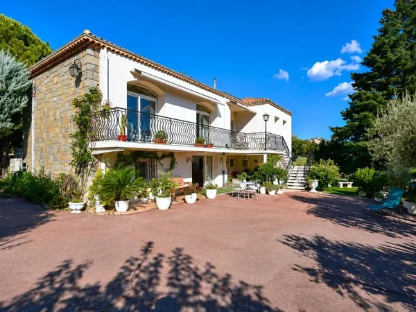 Fayence - Villa de 180 m² avec 3 chambres et vue dégagée