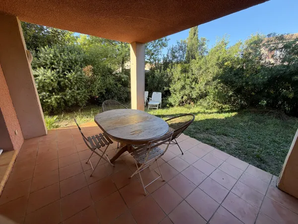 LE BRUSC - T2 EN REZ-DE-JARDIN - LOCATION VIDE À L'ANNÉE