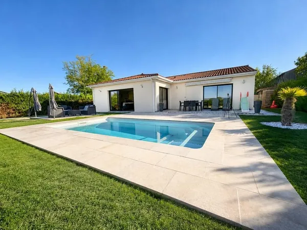 Plain pied piscine et vue