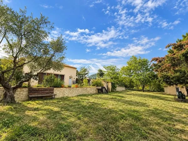 Proche Les Mages, maison d'environ 103 m² avec piscine sur 1800 m² de terrain environ