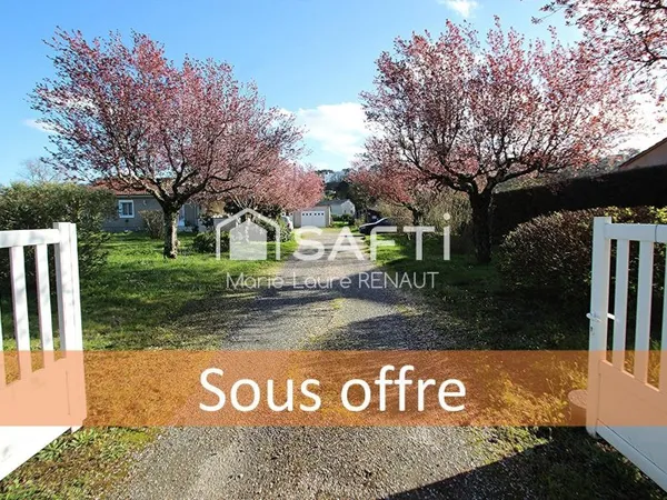 Maison de plain-pied - Grand terrain - 2 garages et dépendances - Terrain constructible