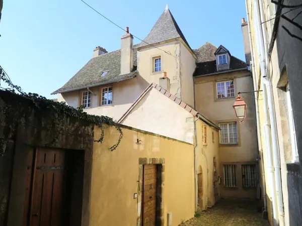 Maison sur trois niveaux dans le coeur historique avec vue sur le Morvan et jardin privatif
