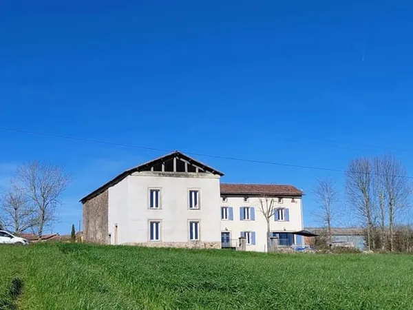 Près de Monestiés, ancien corps de ferme renové avec 3800 m² de terrain
