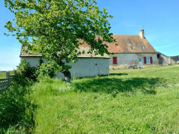 Ferme avec terrain de 8000m2.
