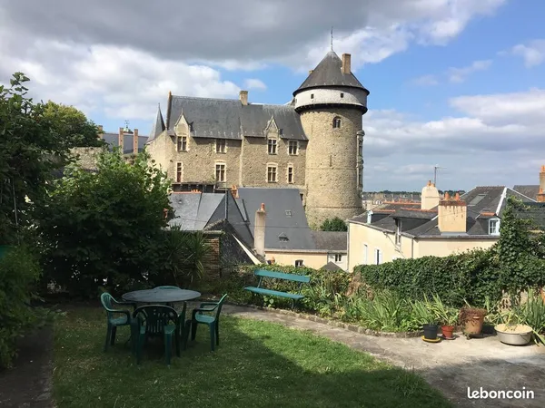 Maison en plein centre historique de laval