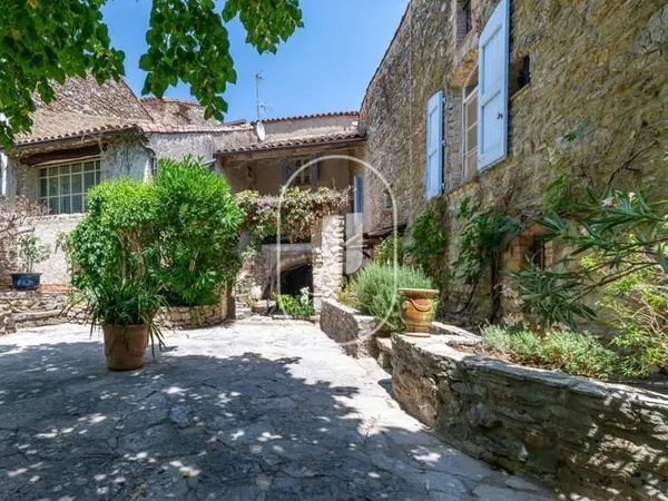 Maison de village de 300 m² avec jardin arboré de 2600 m² à vendre proche d'Anduze