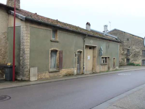 maison de village avec un grand terrain, et un acces a l'arriere