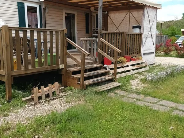 mobilhome sur terrain de camping