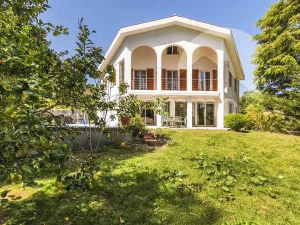 Villa rénovée au charme atypique de 233 m2 sur 1460 m2 de te