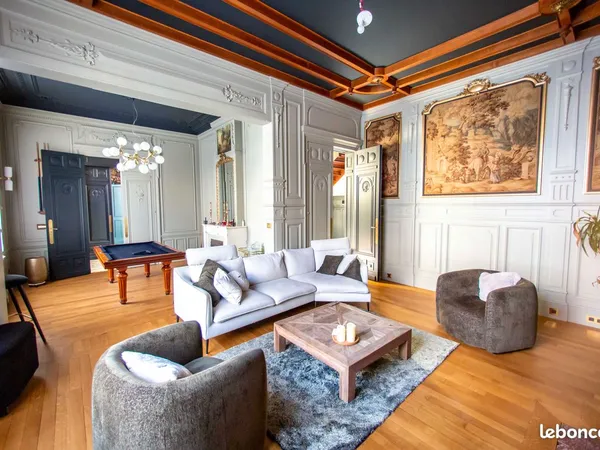 Maison de Maître Bourgeoise rénovée de 340m2 habitables avec jardin et garage