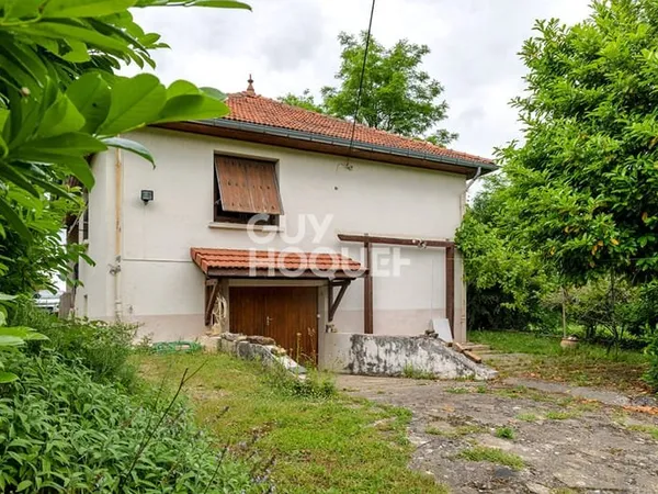Maison avec un sous-sol complet et un grand terrain
