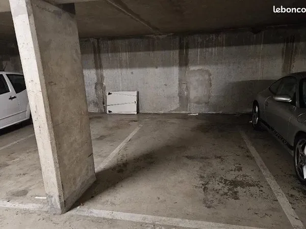Place de parking en sous-sol - Immeuble récent - Proche Tribunal et Gare de Melun Une opportunité ra
