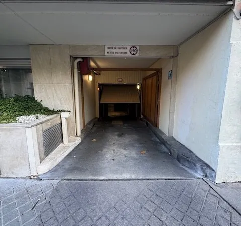 PARKING - EGLISE D'AUTEUIL