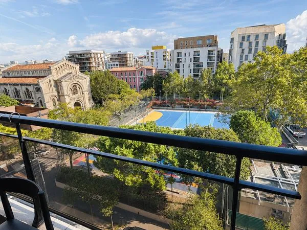 Appartement T3 meublé de 78 m² avec terrasse et loggia à La Joliette, Marseille