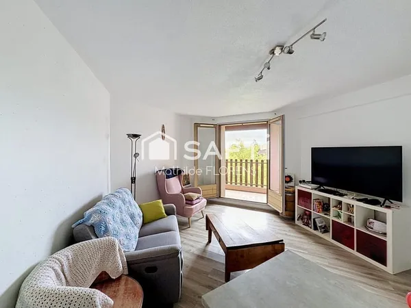 Appartement T3, dernier étage, balcon vue Pyrénées à rafraichir