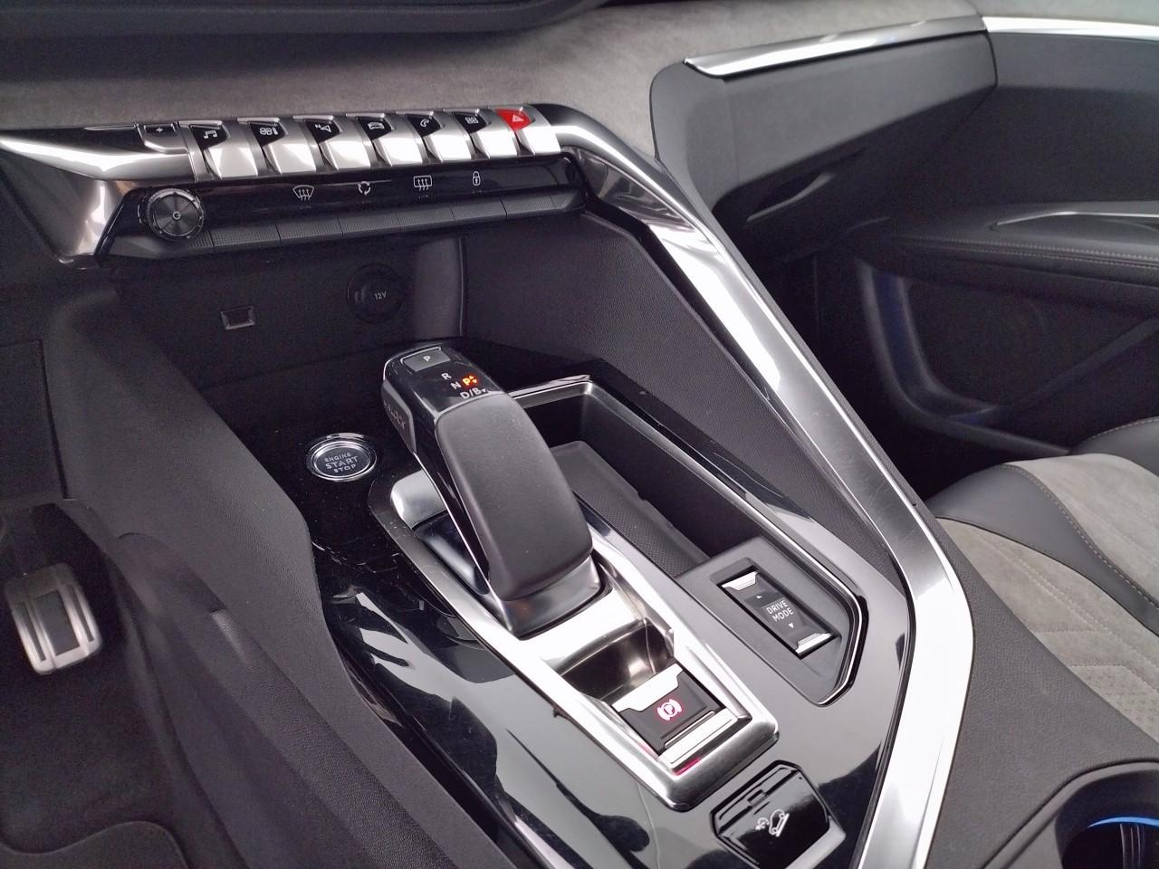 Peugeot 3008 hybrid4 300 e-eat8 gt — photo 21