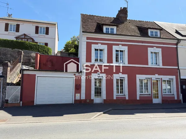 Maison de bourg avec beau potentiel, proche Lisieux