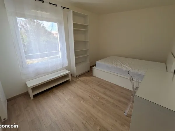 Chambre meublée de 12 m² en colocation (2 personnes) - T3 rénové - Carré de Soie - Villeurbanne