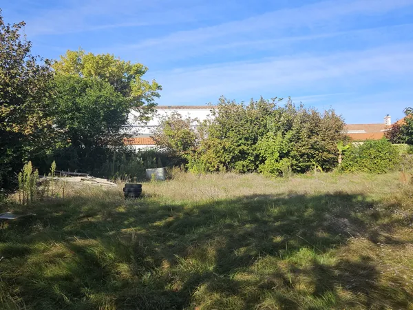 TERRAIN CONSTRUCTIBLE DE 642 M2, CENTRE-BOURG !