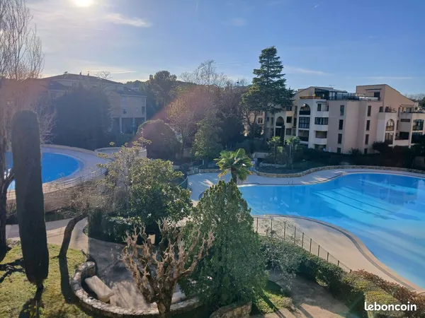 Chambre meublée à louer à étudiante chez l'habitant Mougins