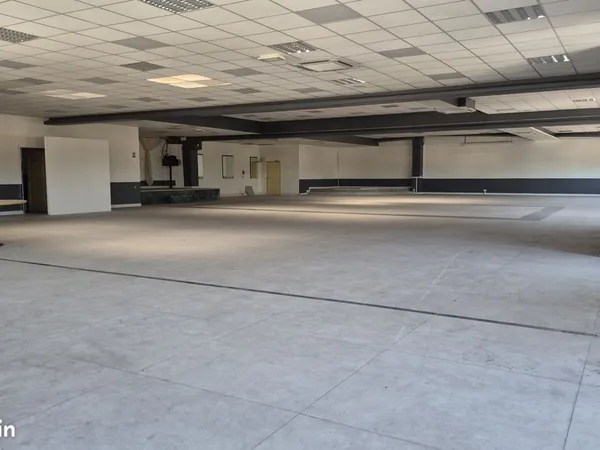 Local 700 m² Venelles