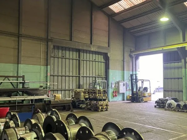 Hangar de 536 m2 avec pont roulant 3T