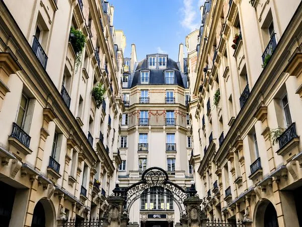 Paris 19e / Lisière 10e — Lumineux 26 m² au calme, 6e étage avec ascenseur dans immeuble haussmannie
