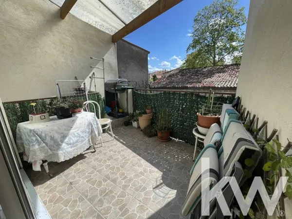 Maison 2 chambres avec terrasse et garage.