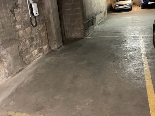 Grand parking SUV avec borne électrique - Paris 12e