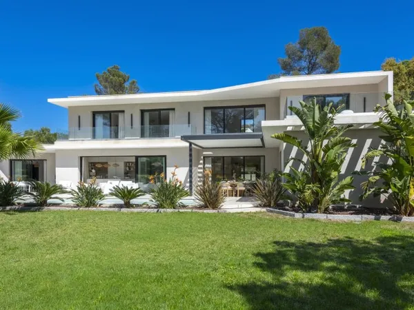 VILLA CONTEMPORAINE 230 M² - BOULOURIS, À 900 M DES PLAGES.
