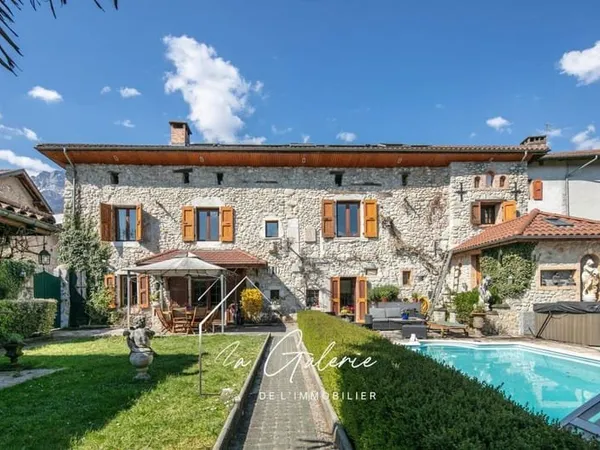 Maison 8 pièces 311 m²