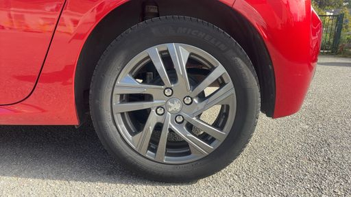 Peugeot 208 1.2 Puretech 100 - Allure – 2022 – 26185 km – Essence – Boîte Manuelle — photo 4