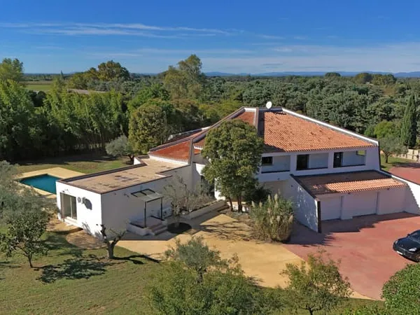 Villa d'architecte esprit loft ,ouverte sur piscine et parc arboré