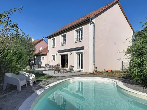 COUP DE CŒUR - Maison familiale 170 m² - 6 pièces - Piscine chauffée