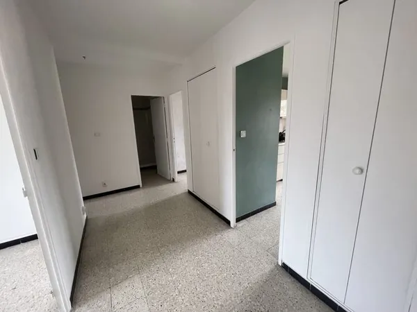 LA GARDE - LUMINEUX APPARTEMENT TRAVERSANT T3 - ASCENSEUR -