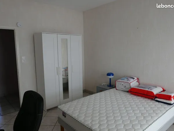Chambre meublée dans colocation