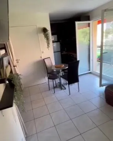 Studio rénové à 200 m de la plage - Balcon, climatisation et parking privé